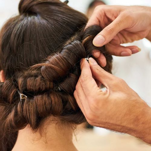 Femme coiffée à l'école de coiffure Provélite