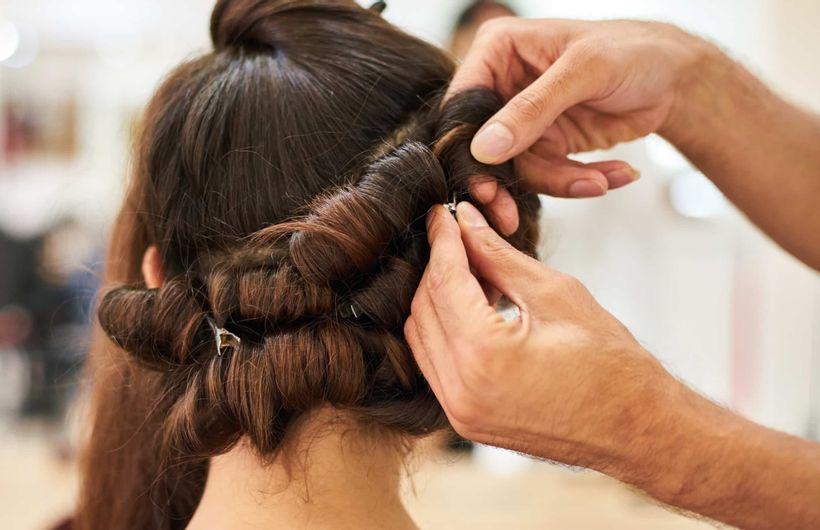 Femme coiffée à l'école de coiffure Provélite