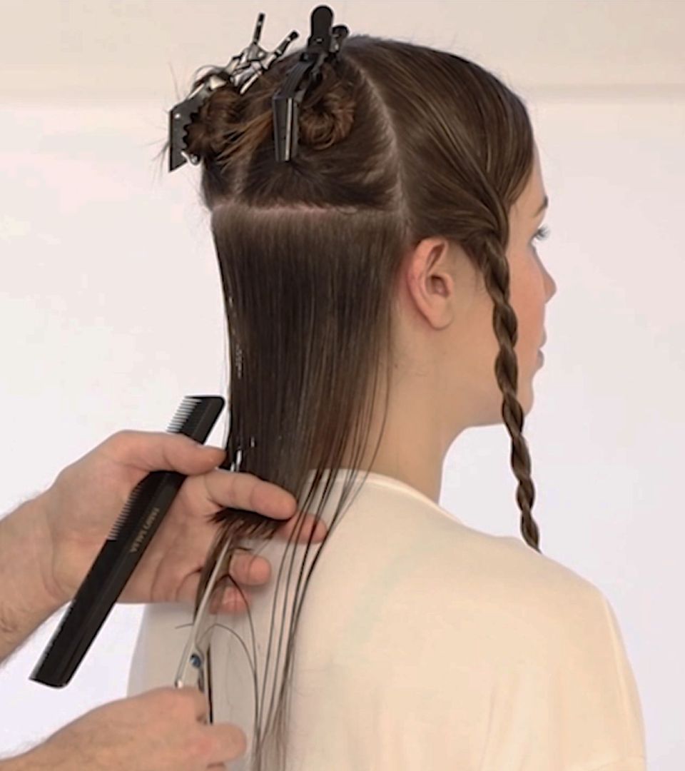 Homme qui coupe les cheveux d'une femme brune