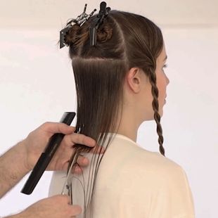 Homme qui coupe les cheveux d'une femme brune