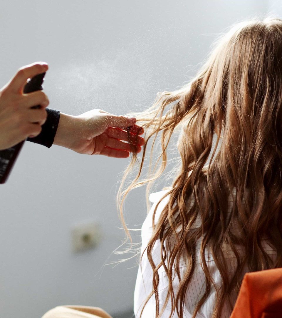 Homme qui réalise une coupe à l'école de coiffure Provélite
